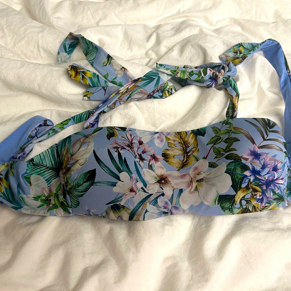 Cute bikini top with detachable straps